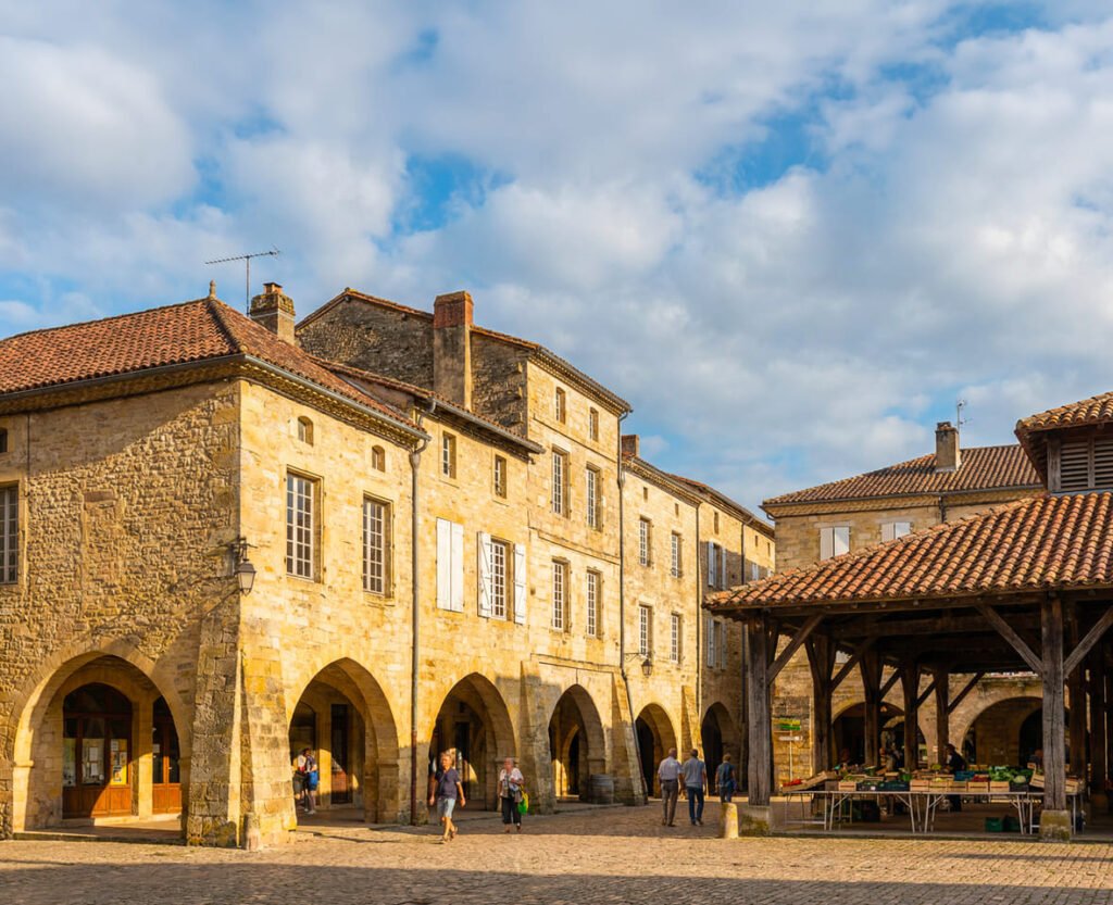 Place animée avec bâtiments en pierre